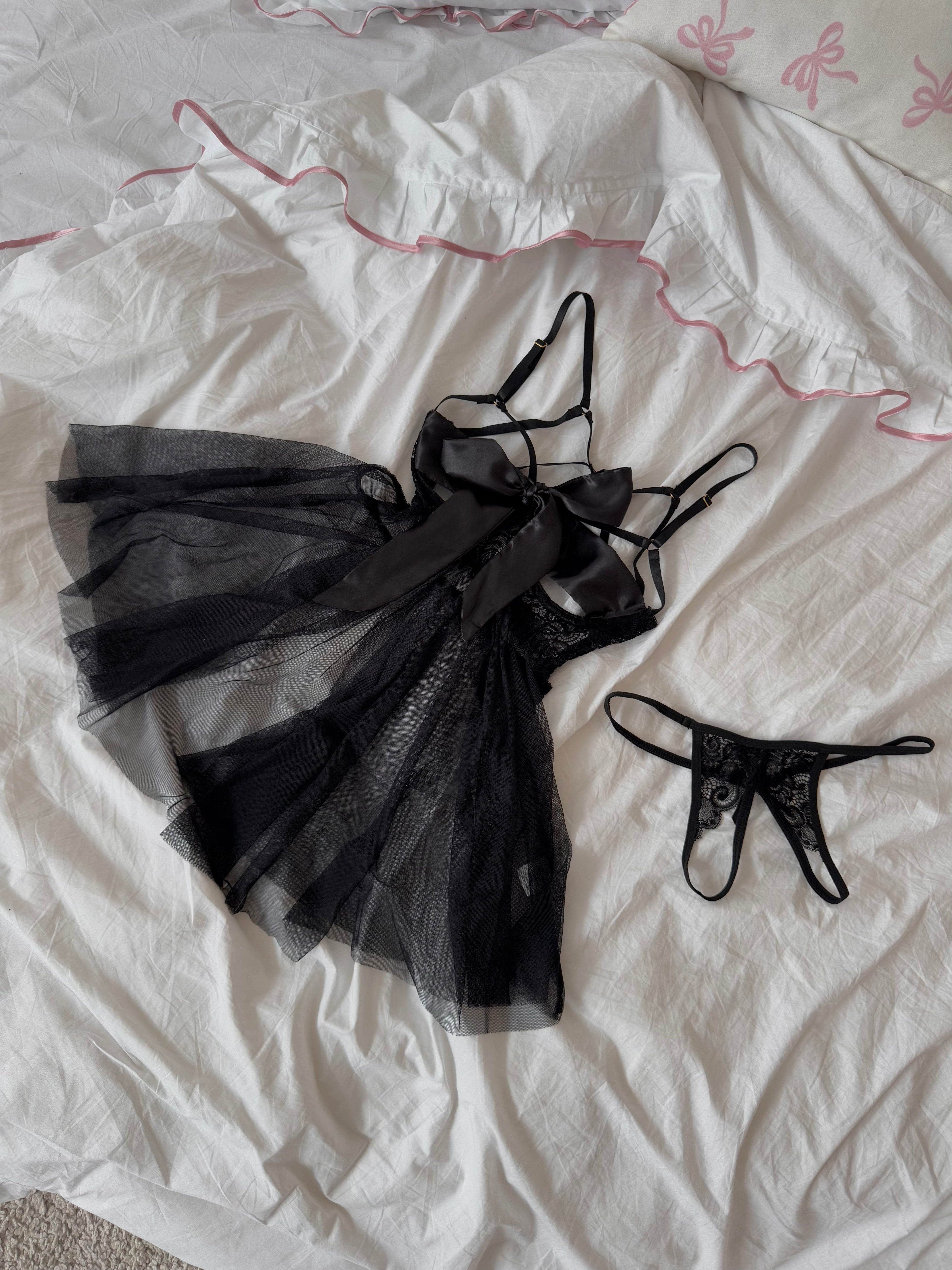 Czarny zmysłowy peniuar z kokardą