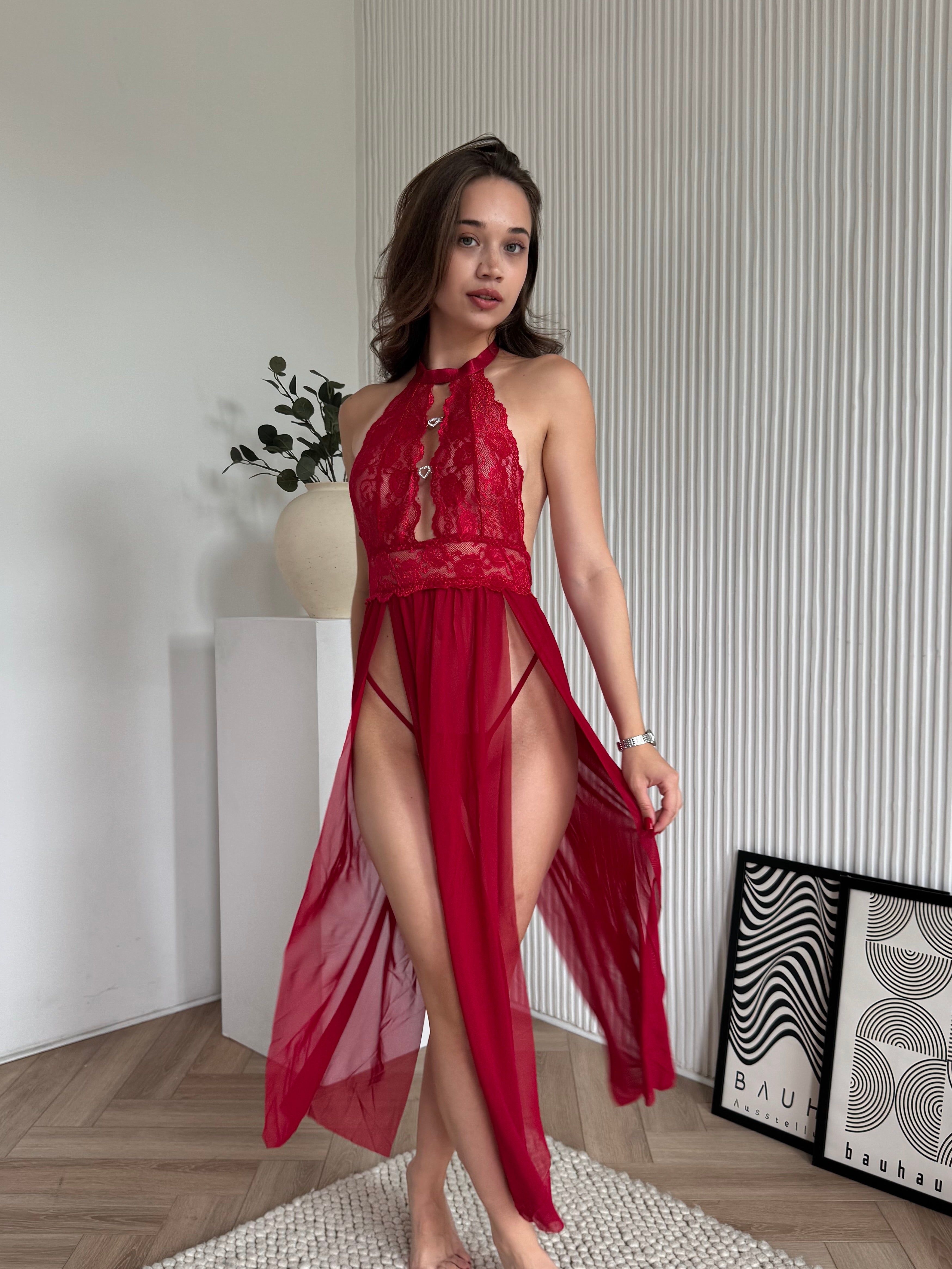 Czerwona koszula nocna z wysokimi rozcięciami